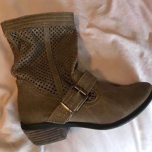 Tan fall cowboy boots size 6. Perfect condition!